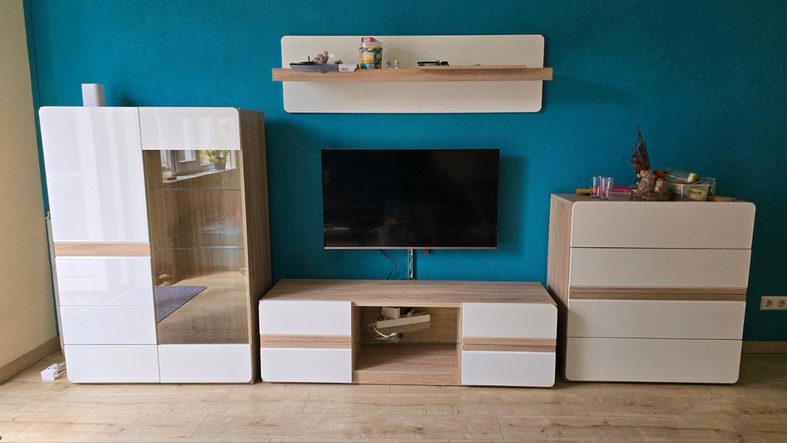 Moderne 4-delig wandmeubel met wandplank en houten accenten, Huis en Inrichting, Kasten | Ladekasten, 100 tot 150 cm, 50 tot 100 cm