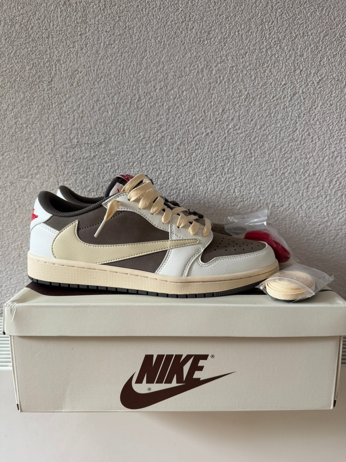 Travis Scott Reverse Mocha, Kleding | Dames, Schoenen, Bruin, Nieuw, Ophalen of Verzenden, Sneakers of Gympen
