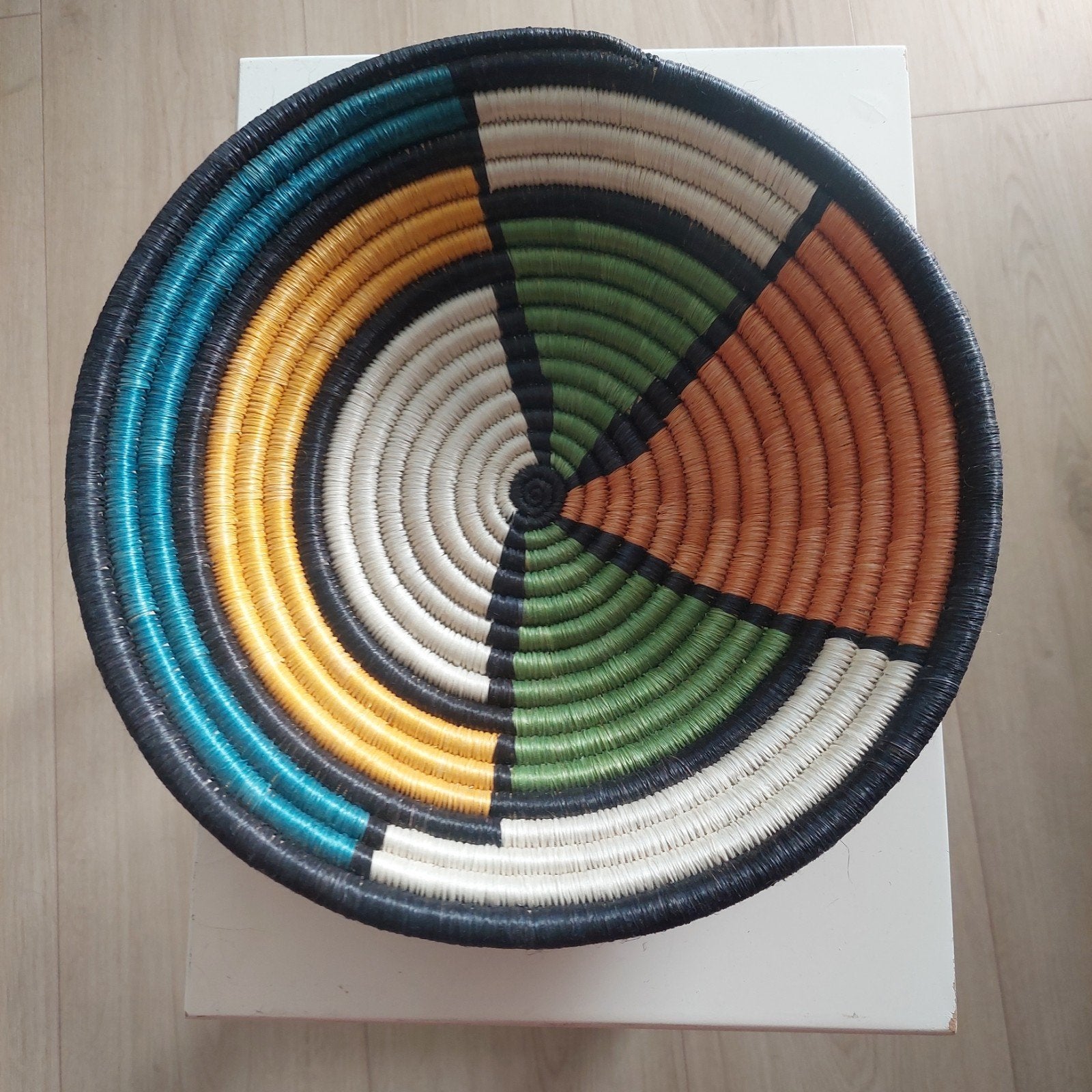 Kleurrijke handgeweven mand/schaal - Afrikaanse stijl, Ophalen of Verzenden, Nieuw, Rond