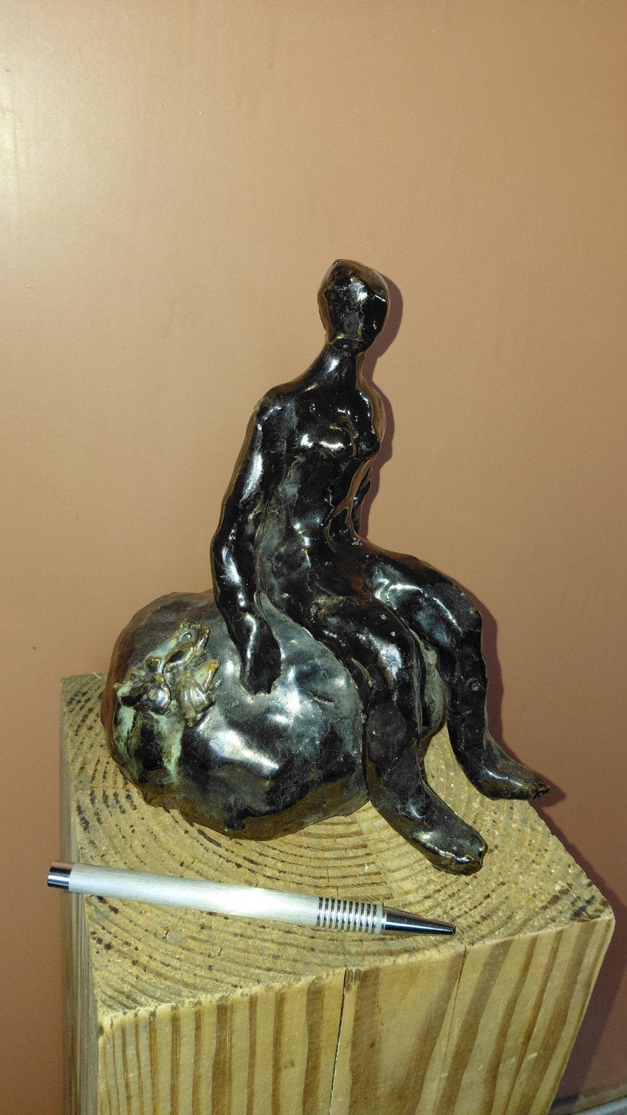Abstracte sculptuur van zittende figuur, Ophalen of Verzenden, Geglazuurd, Steen of Keramiek, Beeld