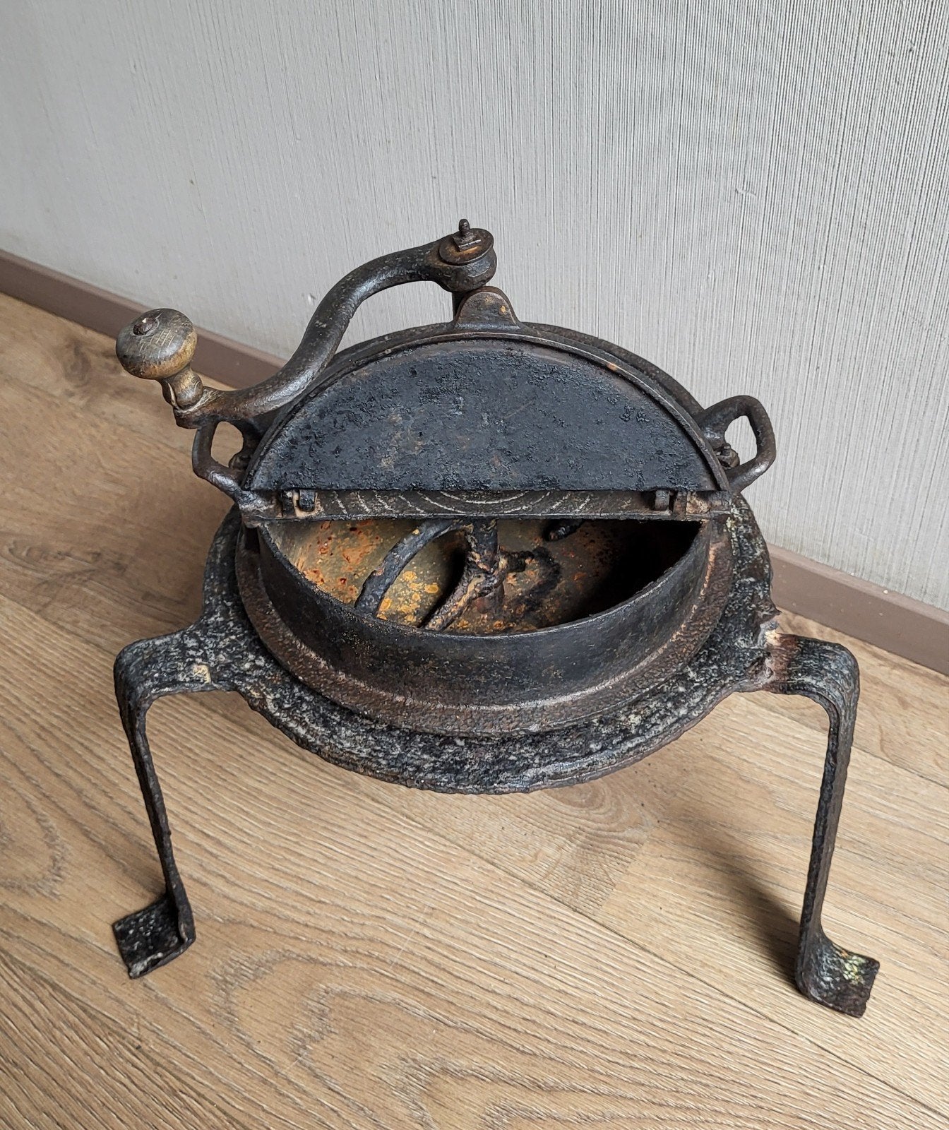 Antieke zwarte gietijzeren koffiebrander op los onderstel, Antiek en Kunst, Ophalen