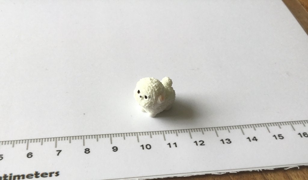 Poppenhuis miniaturen mini hondje 65, Ophalen of Verzenden, Nieuw, Poppenhuis