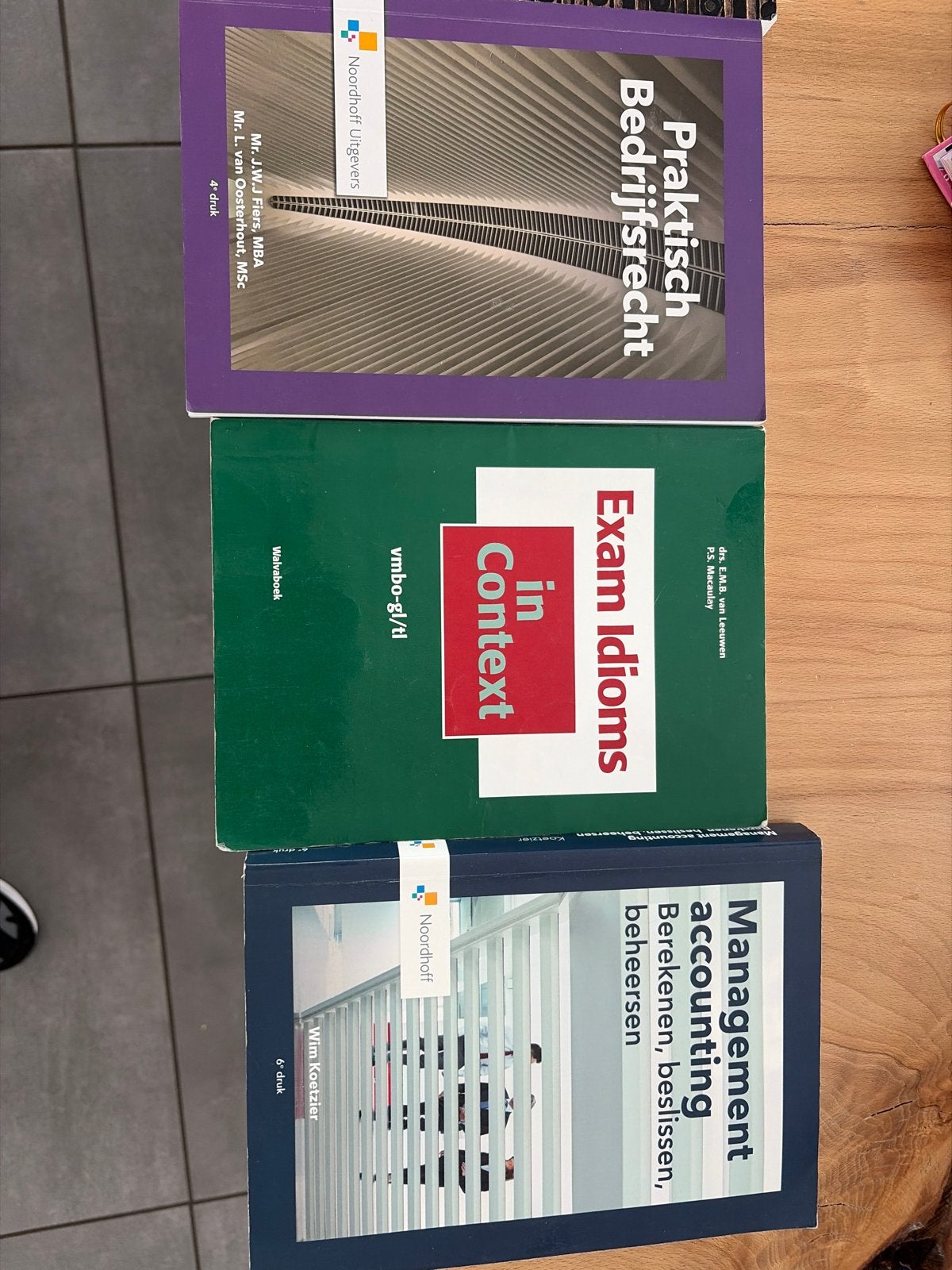 Boeken: Praktisch Bedrijfsrecht, Exam Idioms, Management Acc, Ophalen, Gamma, Zo goed als nieuw, MBO