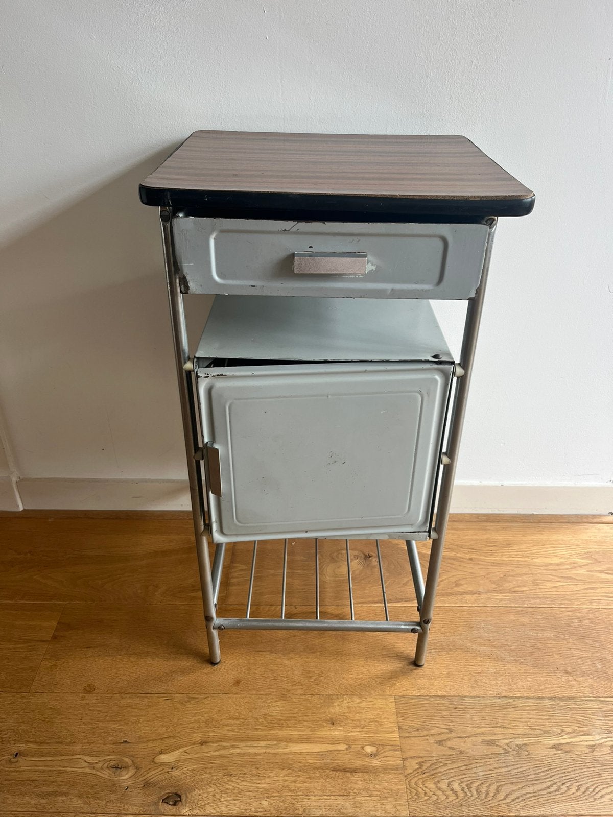 Vintage metalen nachtkastje, Ophalen, Minder dan 45 cm, Metaal of Aluminium, Zo goed als nieuw