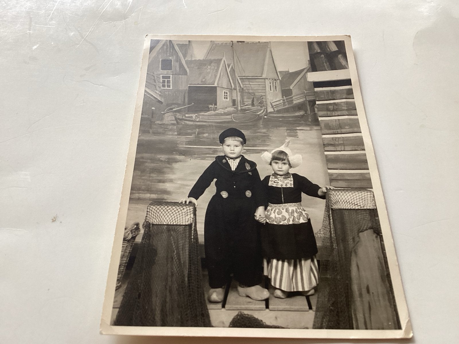 Vintage foto: Kinderen in klederdracht Volendam, Gebruikt, Foto, Klederdracht, Ophalen of Verzenden