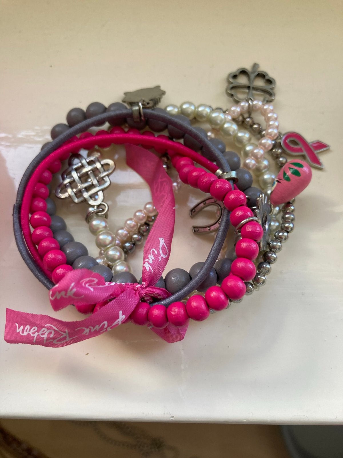 Roze en grijze kralenarmbanden met bedels, Overige materialen, Nieuw, Ophalen of Verzenden, Roze