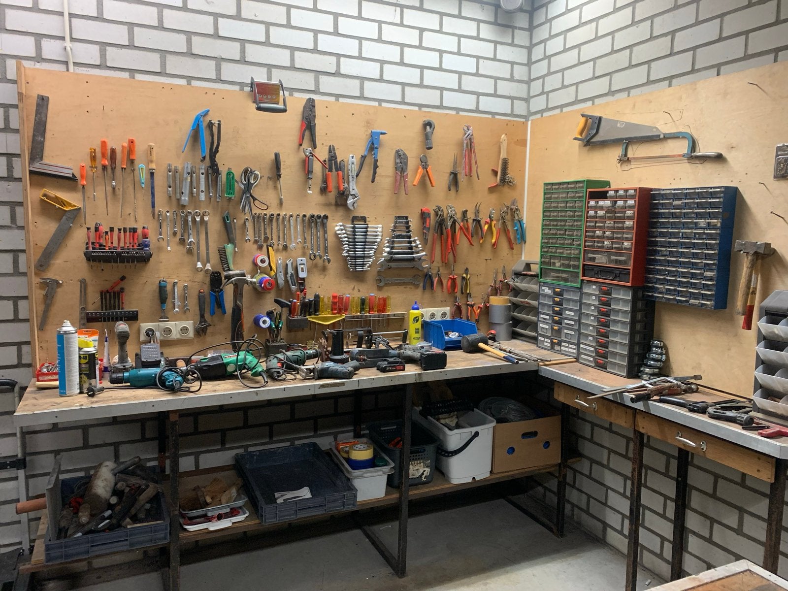 Gereedschapswand met diverse handgereedschappen, Ophalen, Gebruikt, Accuboormachine, Bosch