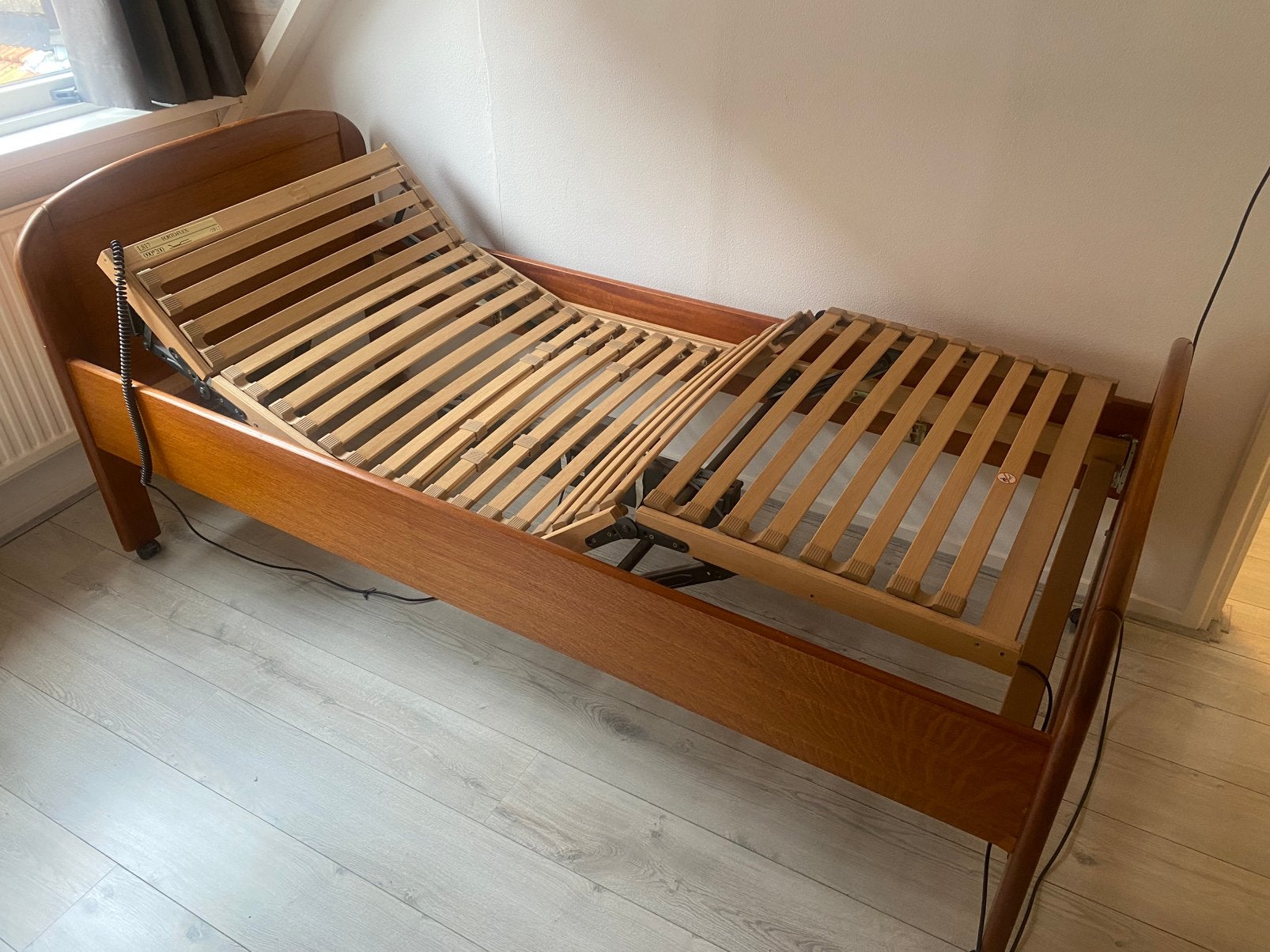 Bed met elektrisch verstelbare lattenbodem., Huis en Inrichting, Slaapkamer | Bedden, Ophalen, 90 cm, Eenpersoons, Bruin