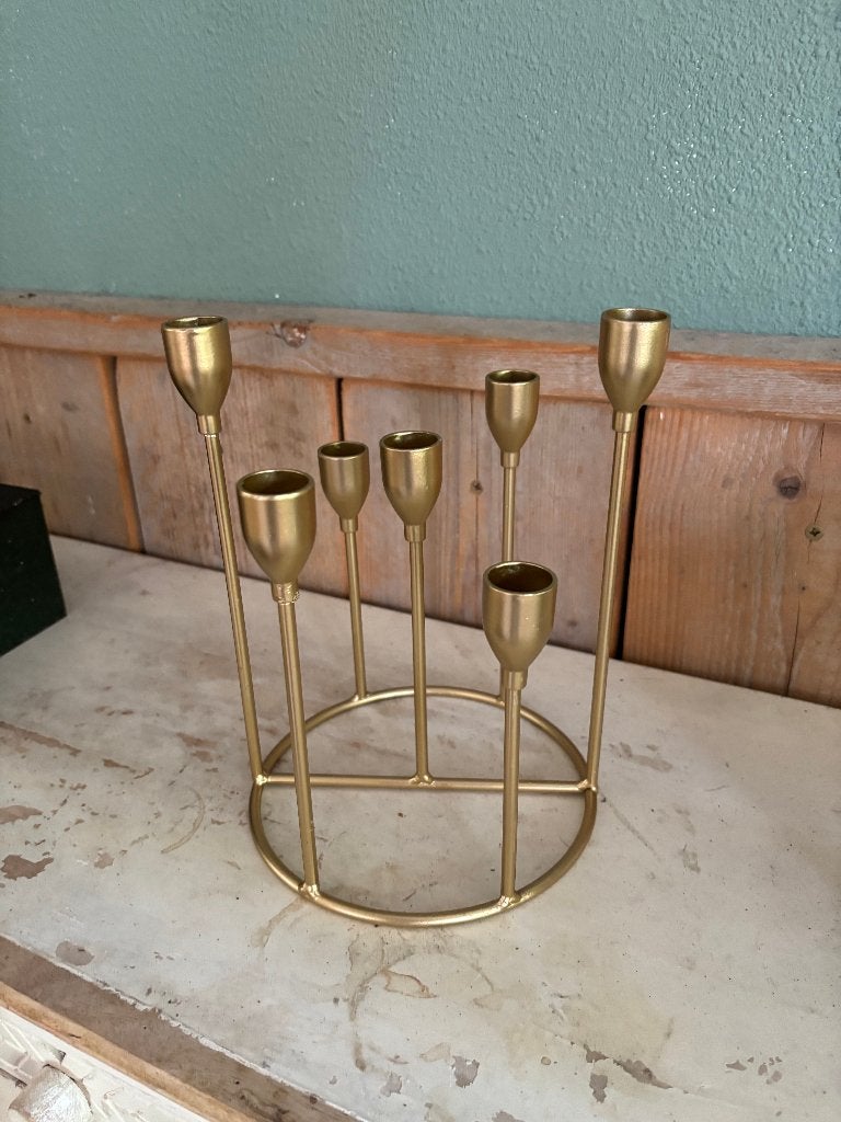 Decoratieve metalen kandelaar voor 7 dinerkaarsen, Huis en Inrichting, Ophalen of Verzenden, Goud, Kandelaar