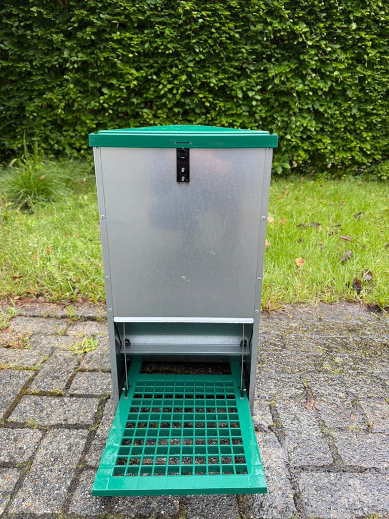 Feedomatic Automatische voerbak 20kg + Ratguard, Dieren en Toebehoren, Pluimvee | Toebehoren, Ophalen, Zo goed als nieuw, Drinken en Voederen