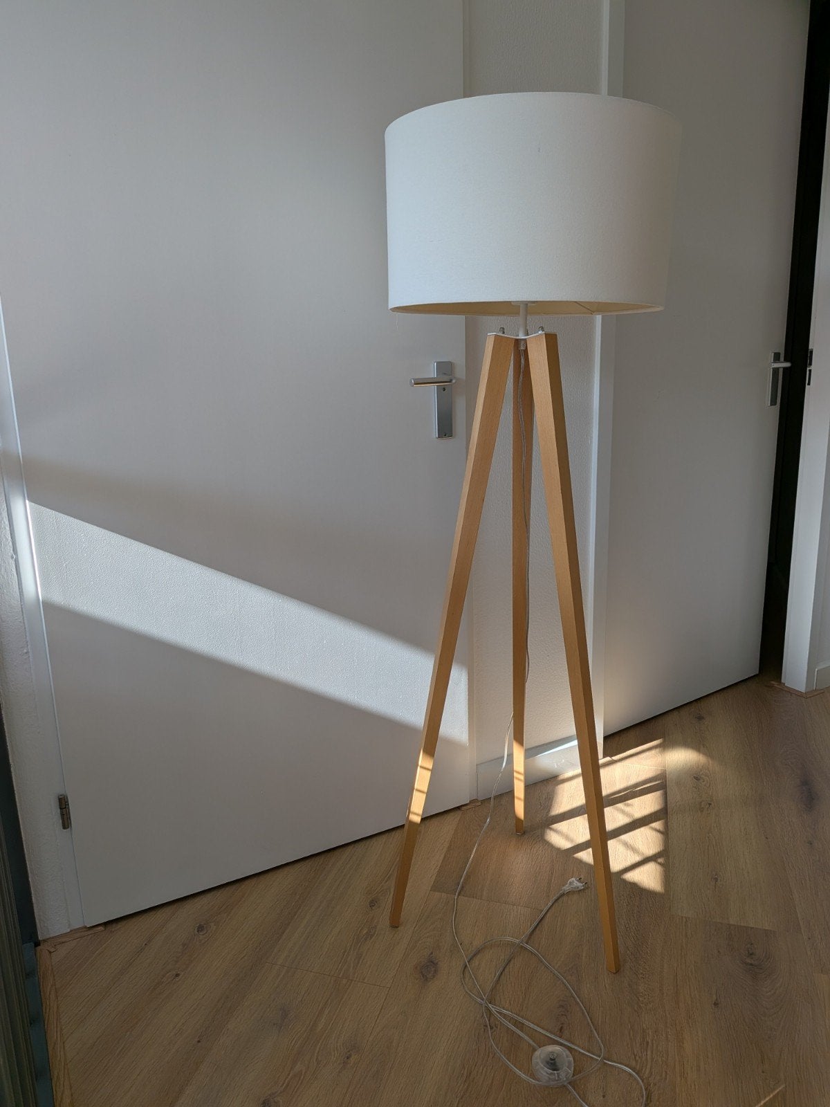 vloerlamp / staande lamp met houten statief en witte kap, Huis en Inrichting, Lampen | Vloerlampen, Ophalen, Modern, Scandinavisch