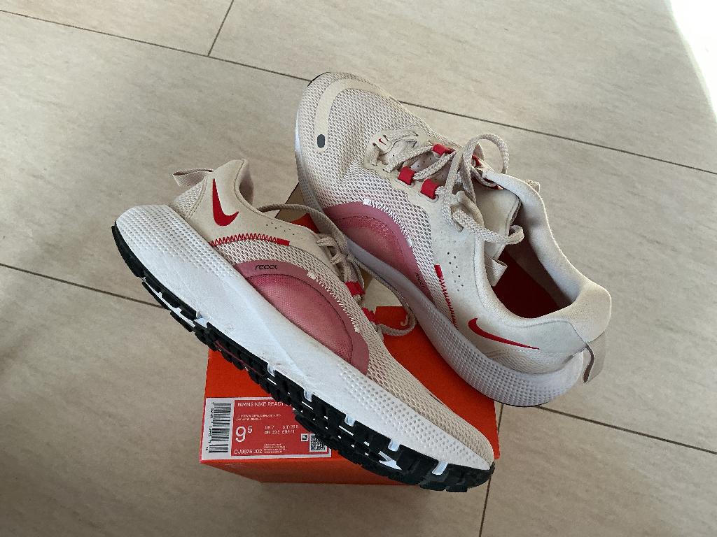 Nike WMNS react escape met doos maat 41 ZGAN, Beige, Nike, Ophalen of Verzenden, Sneakers of Gympen