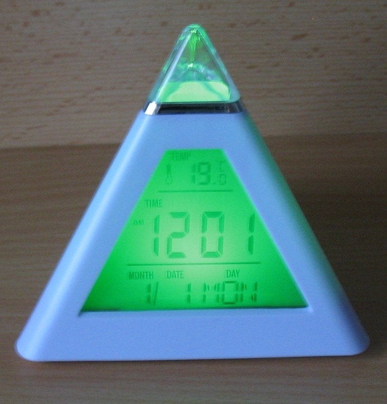 Wekker - klokje - driehoekig LCD klokje, Ophalen of Verzenden, Zo goed als nieuw