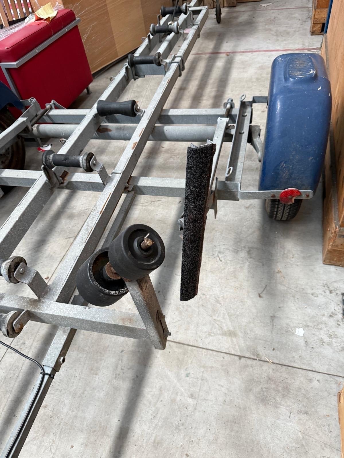 Degelijke boottrailer met rollen en lier, Watersport en Boten, Ophalen, Minder dan 1500 kg, Gebruikt, Sloepentrailer
