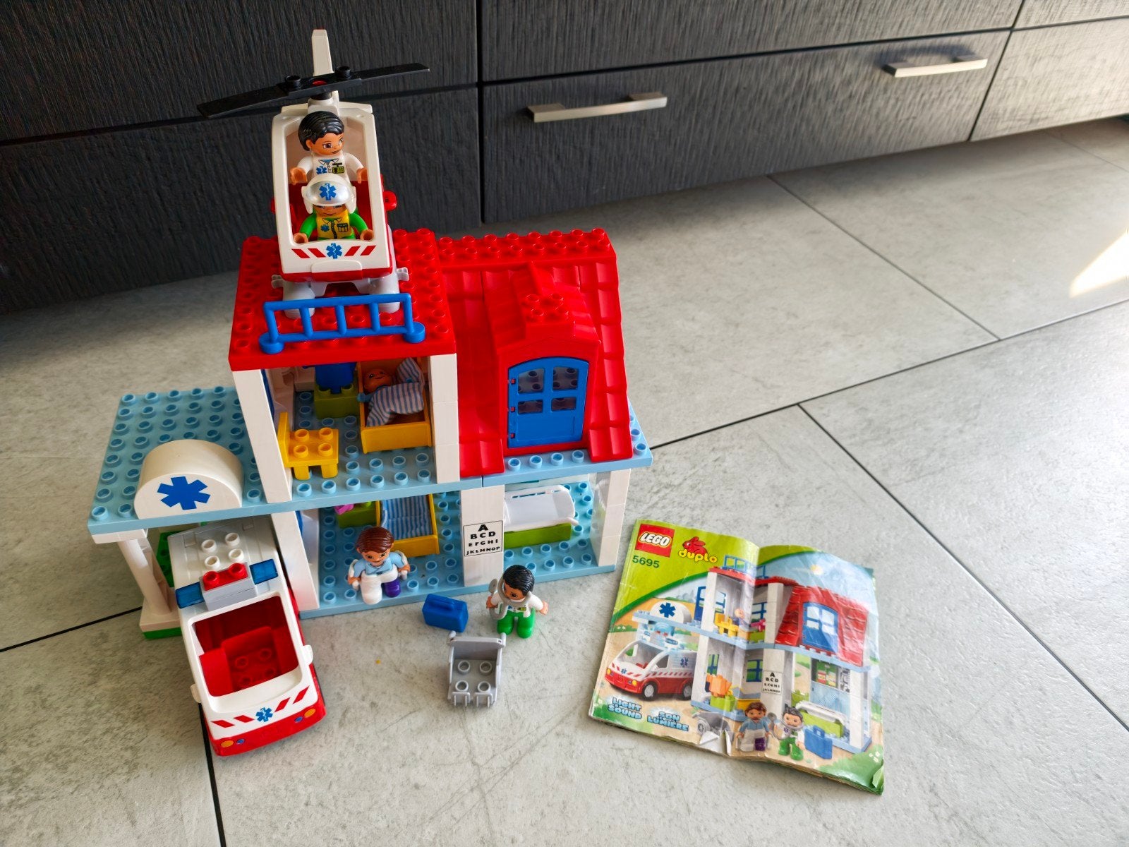 LEGO Duplo Ziekenhuis 5695 met ambulance en helikopter, Ophalen of Verzenden, Gebruikt, Overige merken