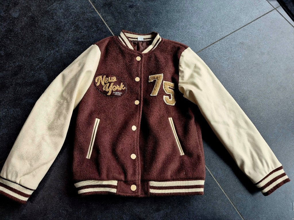 Stoere warme college / baseball jas – Maat 134, Kinderen en Baby's, Ophalen of Verzenden, Zo goed als nieuw, Jongen, Jas