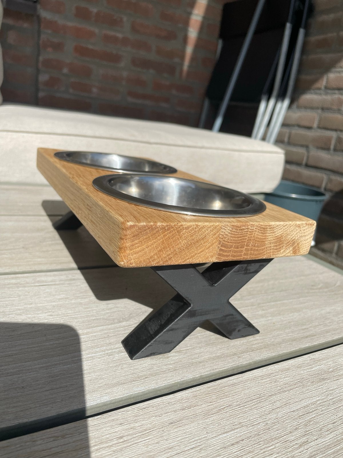 Hondenvoerbak hout met kruispoot onderstel zwart industrieel, Ophalen of Verzenden, Gebruikt