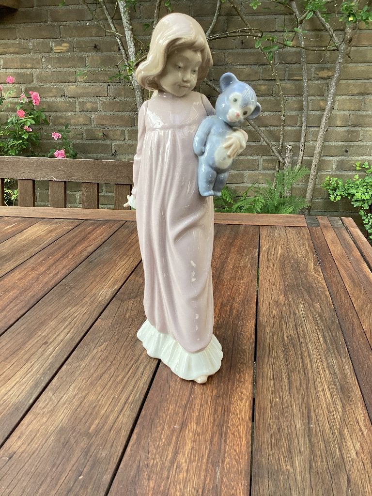 Nao beeldje, meisje met teddybeer, Ophalen, Zo goed als nieuw, Mens