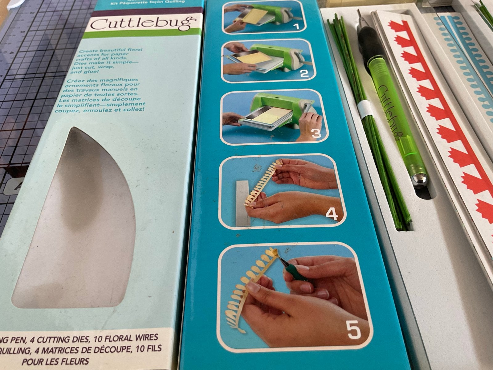 Cuttlebug bloemen knutselset (2 stuks), Handgemaakt, Meerkleurig, Zo goed als nieuw, Papier of Karton