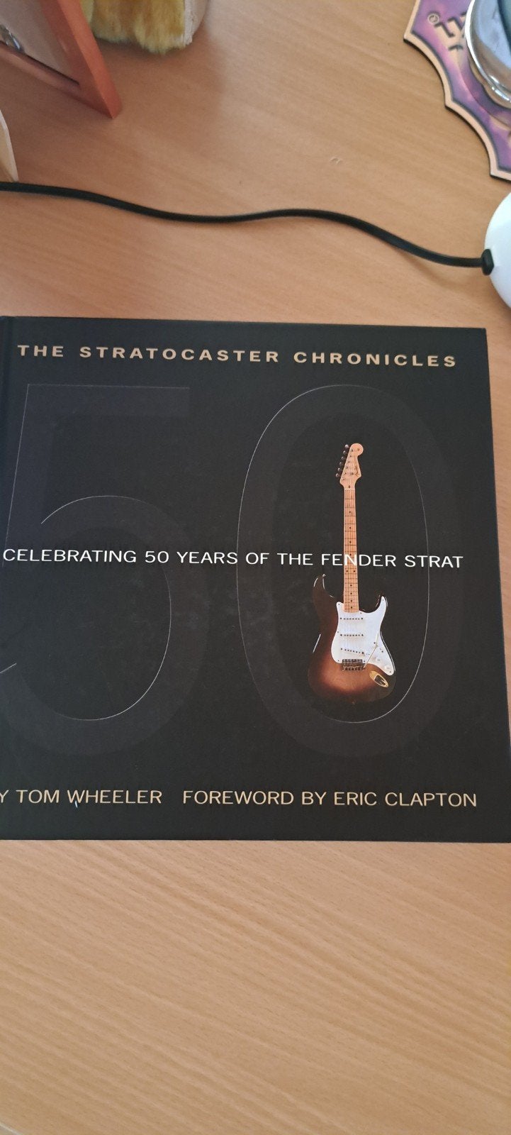 The Fender Stratocaster Chronicles Hardcover met CD, Ophalen of Verzenden, Nieuw, Artiest