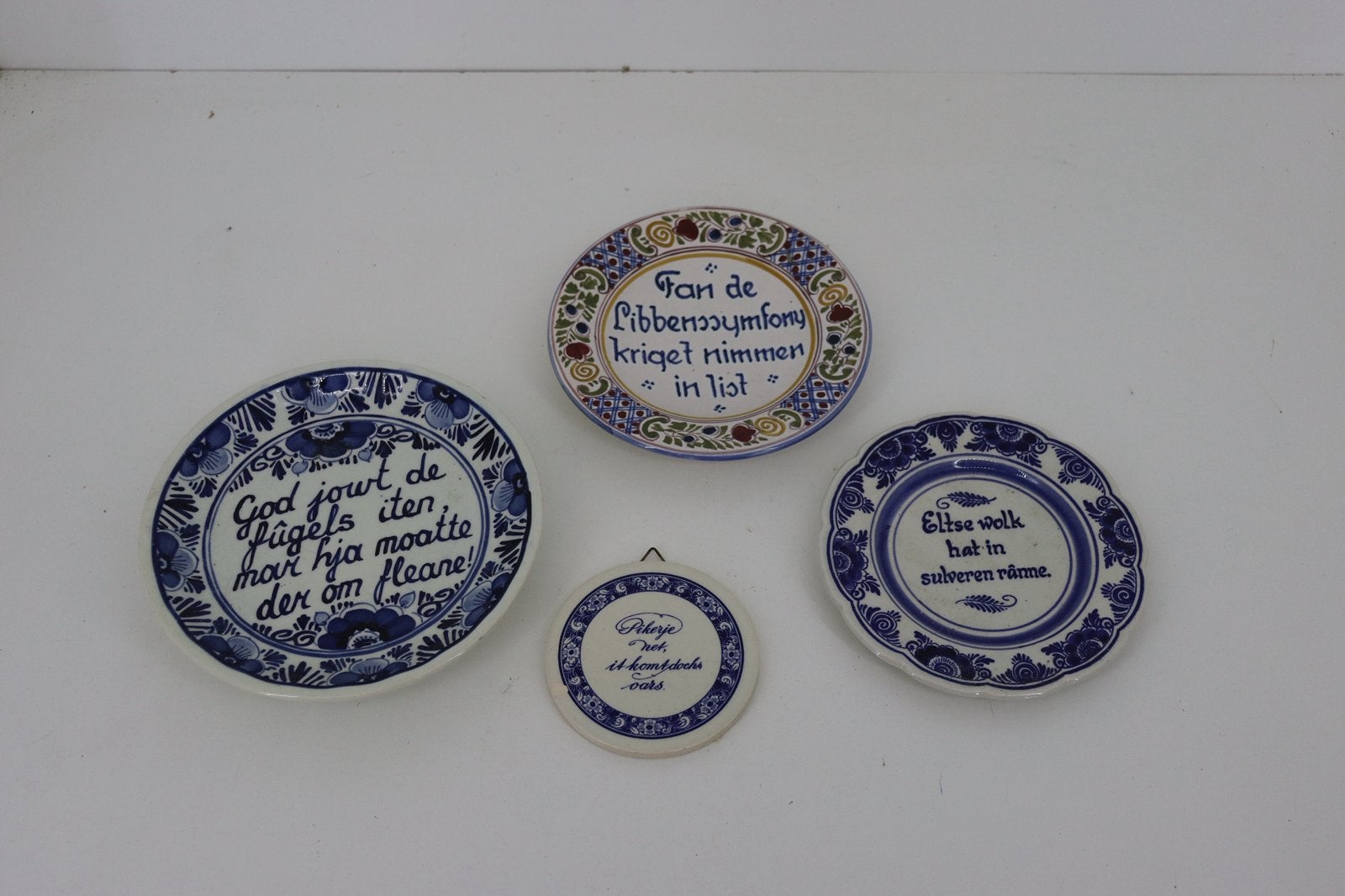 Set van 4 vintage Friese spreukenbordjes – aardewerk, Ophalen of Verzenden