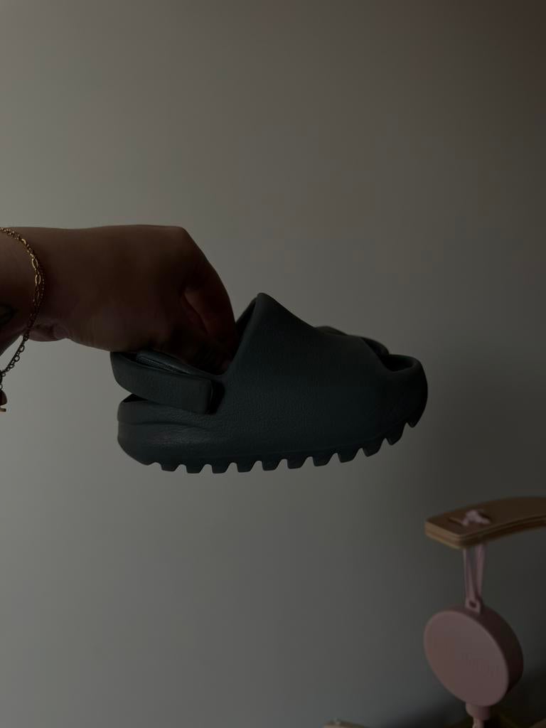 Yeezy slides maat 25, Verzenden, Zo goed als nieuw, Jongetje of Meisje, Schoentjes