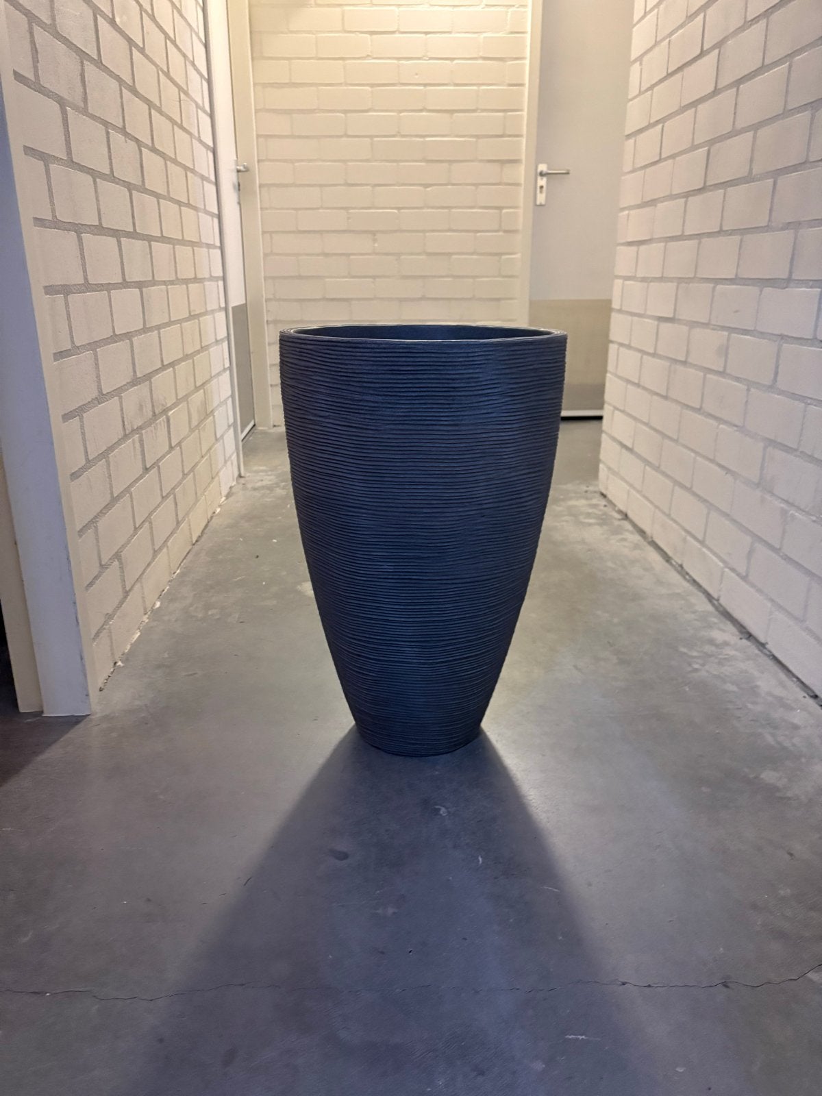 Grote donkergrijze bloempot, zo goed als nieuw, Kunststof, Rond, Ophalen of Verzenden, Zo goed als nieuw