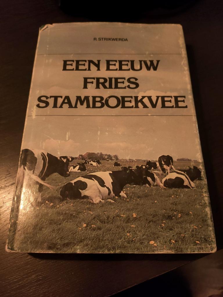 Een eeuw fries stamboek veel R. Strikwerda, Ophalen of Verzenden, Zo goed als nieuw, Honden