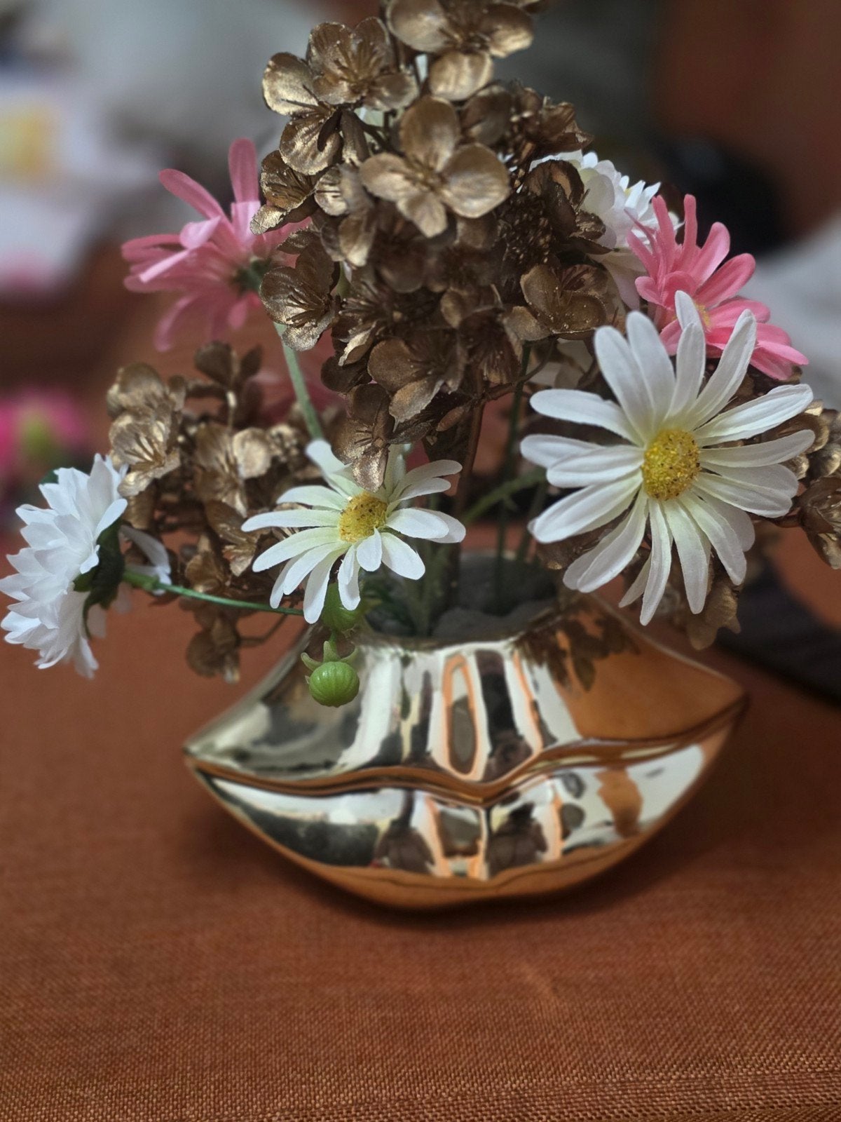 Gouden lippen vaas met kunstbloemen, Ophalen
