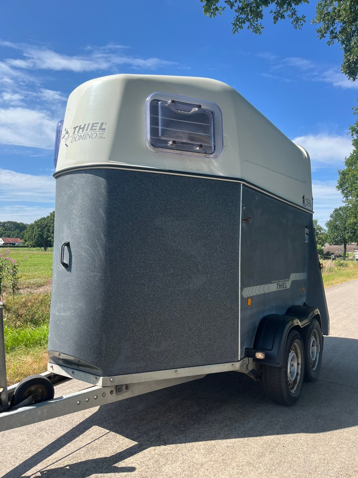 Thiel 2 paards trailer polyester wanden aluminium bodem, Ophalen, ., Aluminium, Zo goed als nieuw