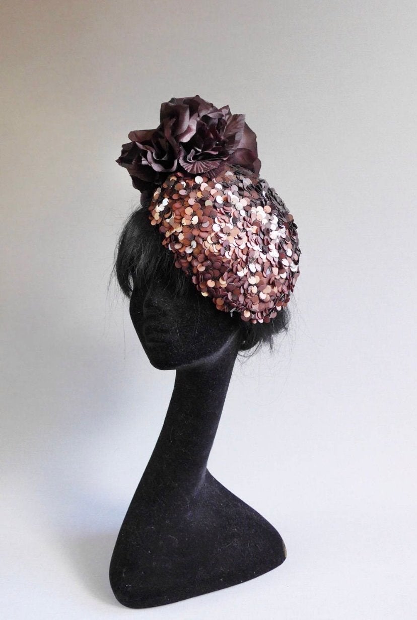handgemaakte Percher Hoed met Pailletten en Bloem - Bruin, Ophalen of Verzenden, Nieuw, One size fits all, Hoed