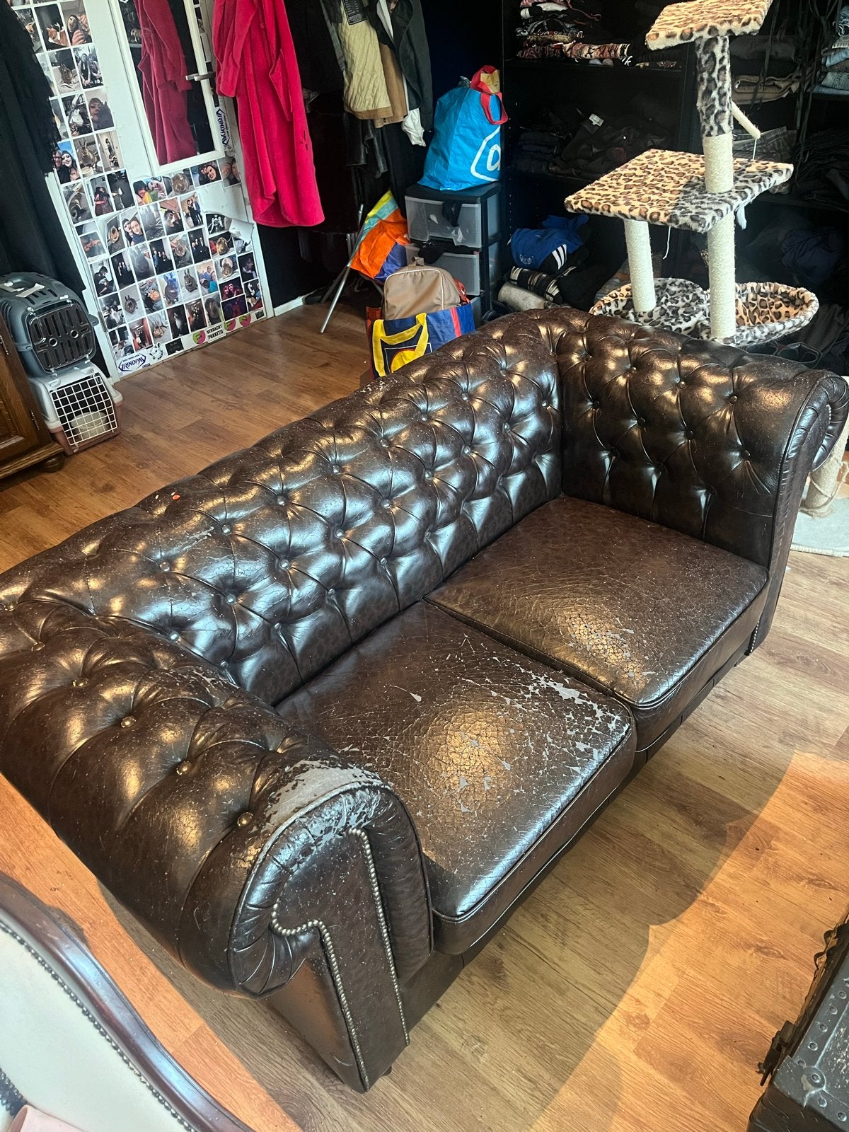 GRATIS Chesterfield bank met beschadigd leer - zelf ophalen, Huis en Inrichting, Banken | Bankstellen, Ophalen, Gebruikt, 150 tot 200 cm