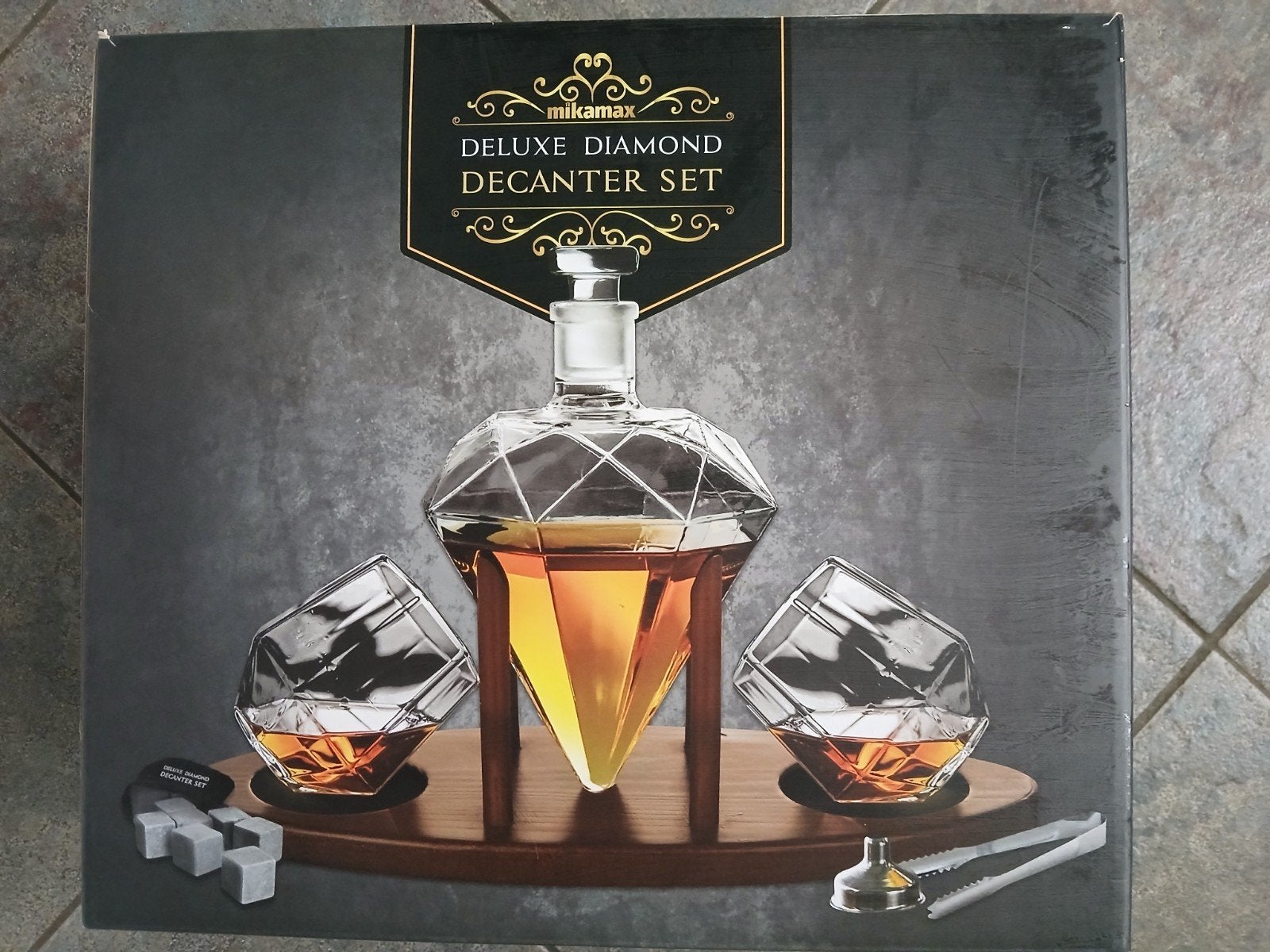 Nieuwe luxe whiskeykarf+2 glazen op houten standaard, Antiek en Kunst, Ophalen