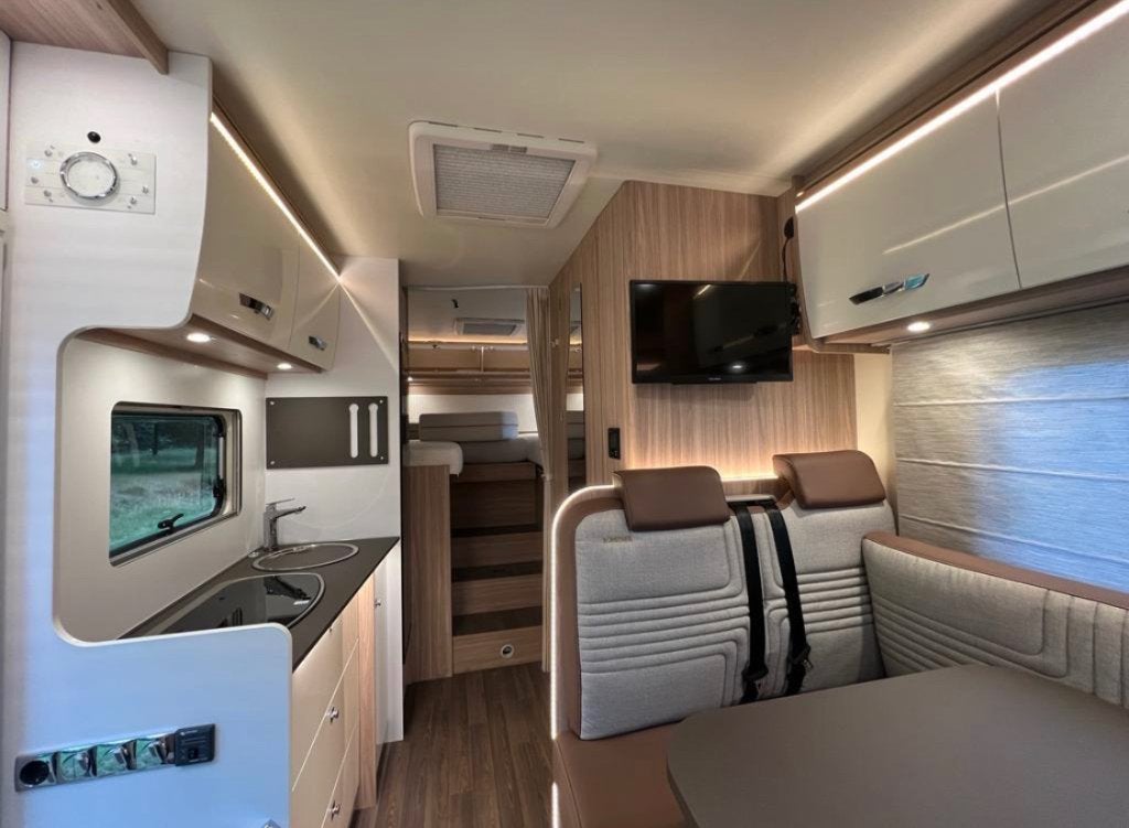 Nieuwstaat Burstner T690 LENGTE BEDDEN | XL garage 140pk, Buscamper of Camperbus, Particulier, Tot en met 4, Handgeschakeld