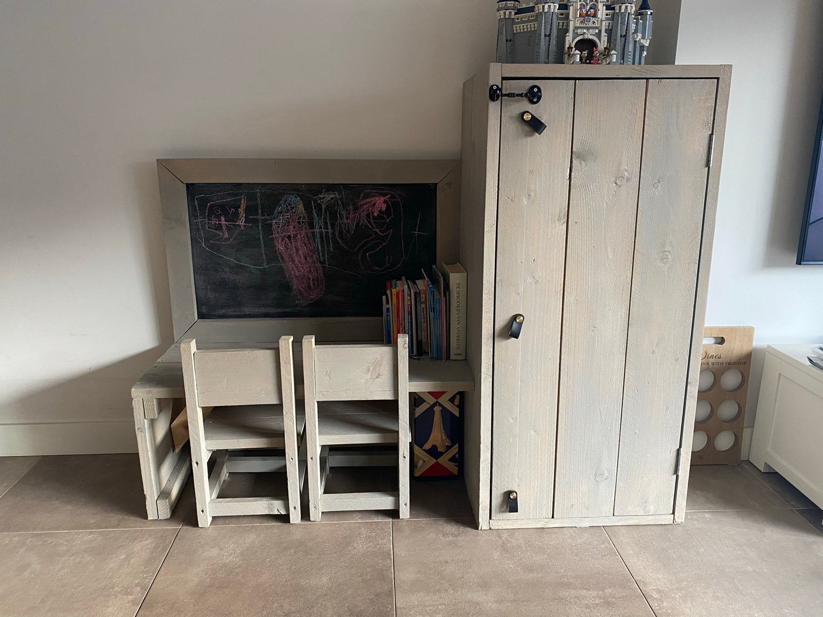 Speelgoedkast met tafel, 2 stoeltjes en krijtbord, Ophalen, Gebruikt, Kast