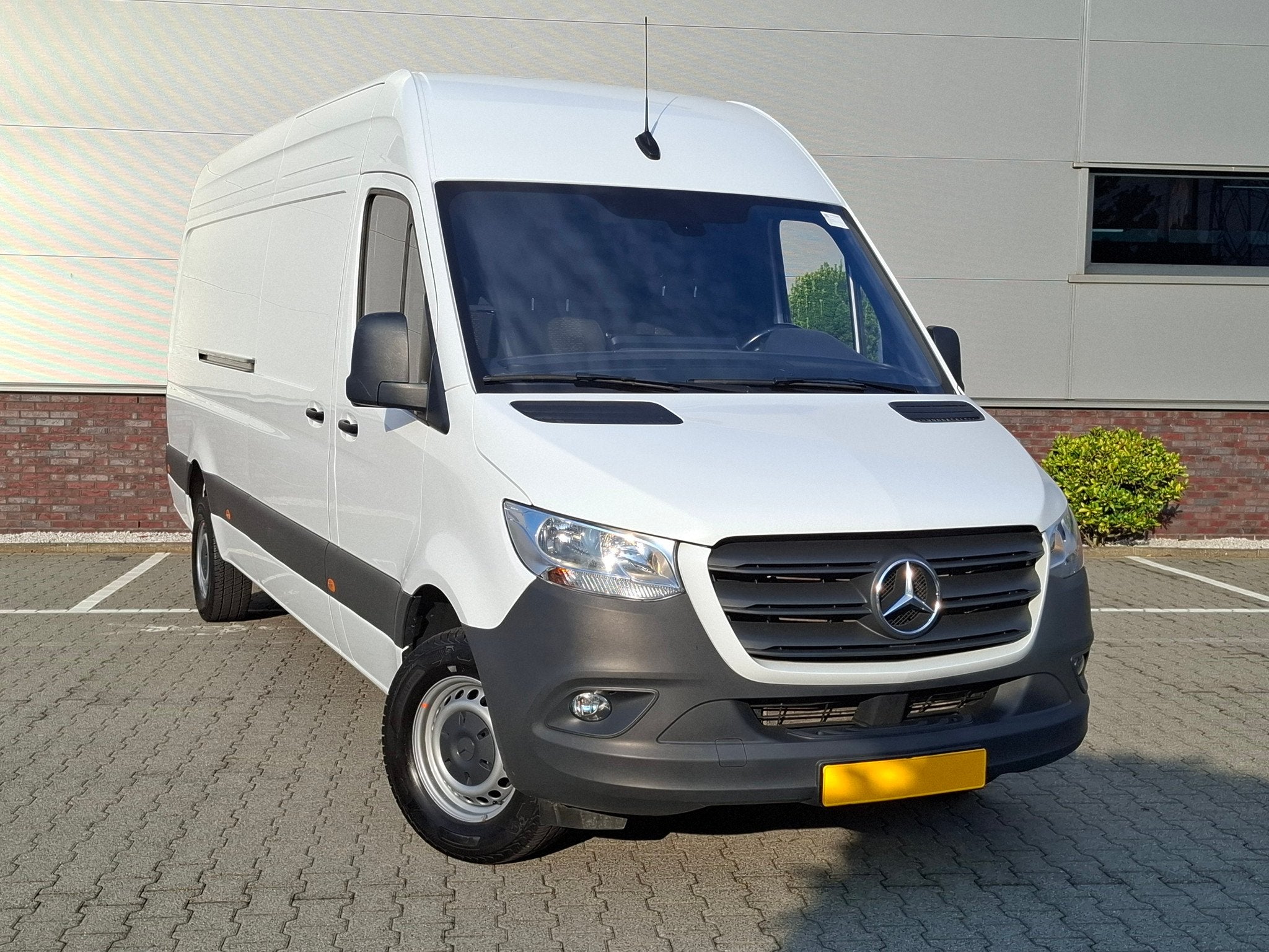 Mercedes-Benz Sprinter 317 L3H2 AUT | Comf-stoel MBUX Leder, Automaat, Gebruikt, Leder en Stof, Wit