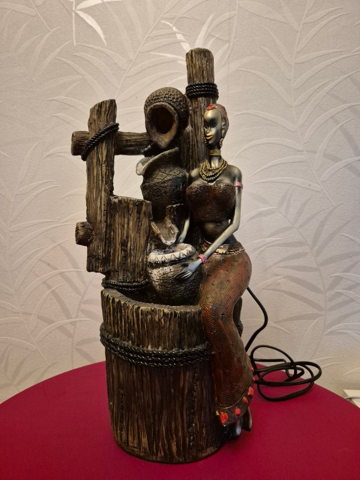 Afrikaans beeld met waterornament, Ophalen, Bruin, Afrika, Overige materialen