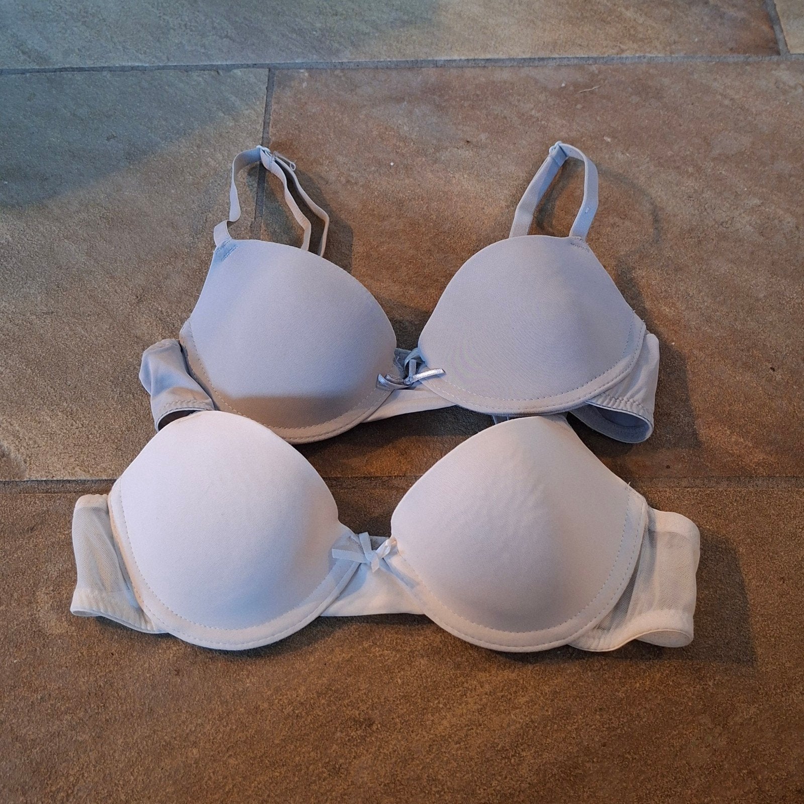 Set van 2 beha's - 70A - Grijs en wit, Vintage, Ophalen of Verzenden, Grijs, BH