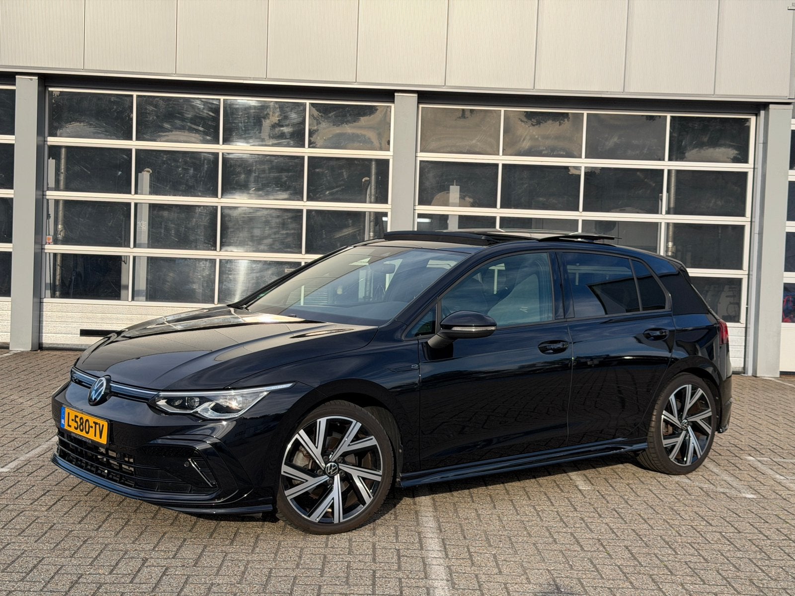 Volkswagen Golf 1.5 eTS 3x R-Line | Panoramadak | IQ light, Auto's, 1498 cc, 4 cilinders, Alcantara, Zwart