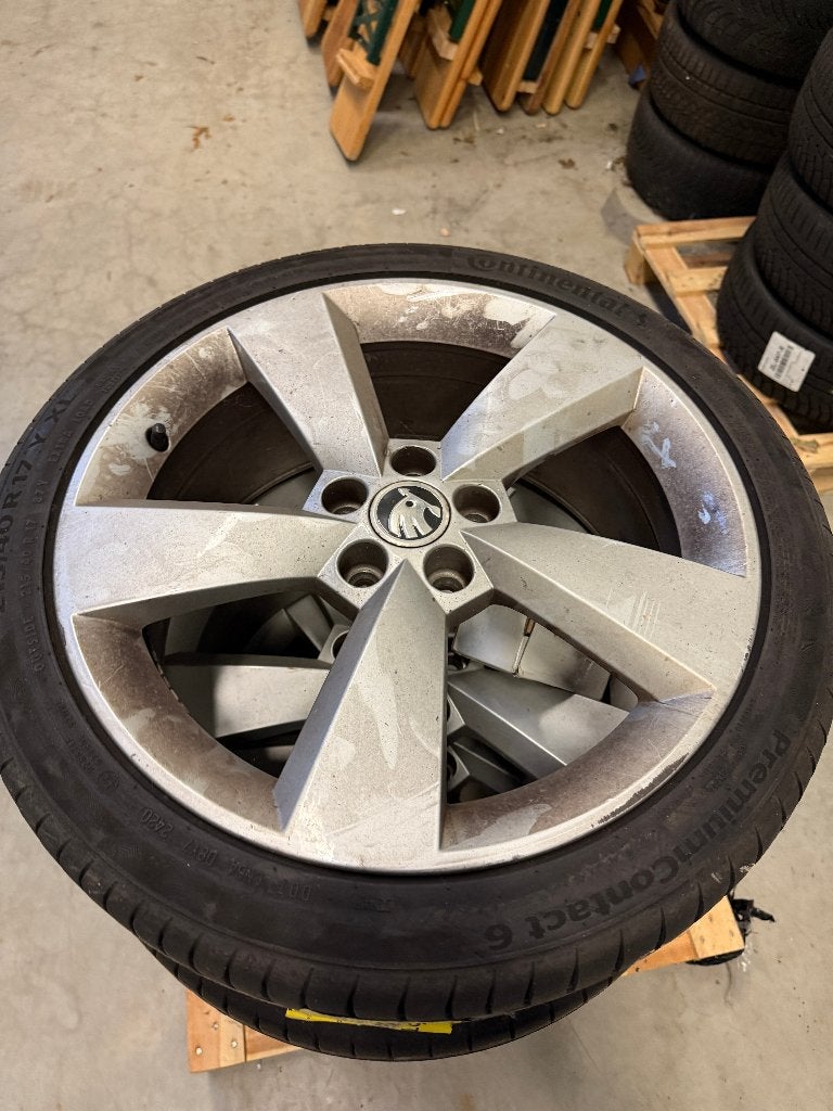 Skoda Rapid 17' Velgen - zomerbanden 215/40R17 Y XL, Auto-onderdelen, Ophalen, Banden en Velgen, 17 inch, Personenwagen