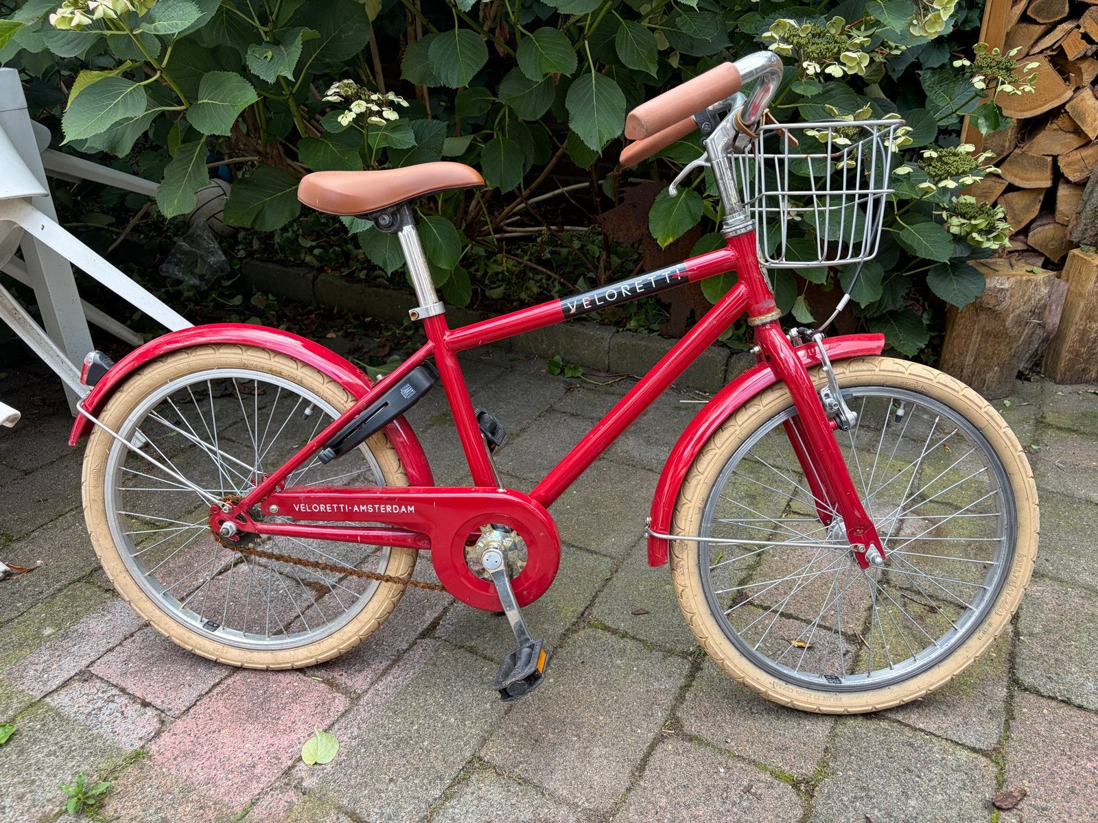 Veloretti kinderfiets  20 inch rood met mandje, Ophalen, Gebruikt, Terugtraprem, 20 inch of meer