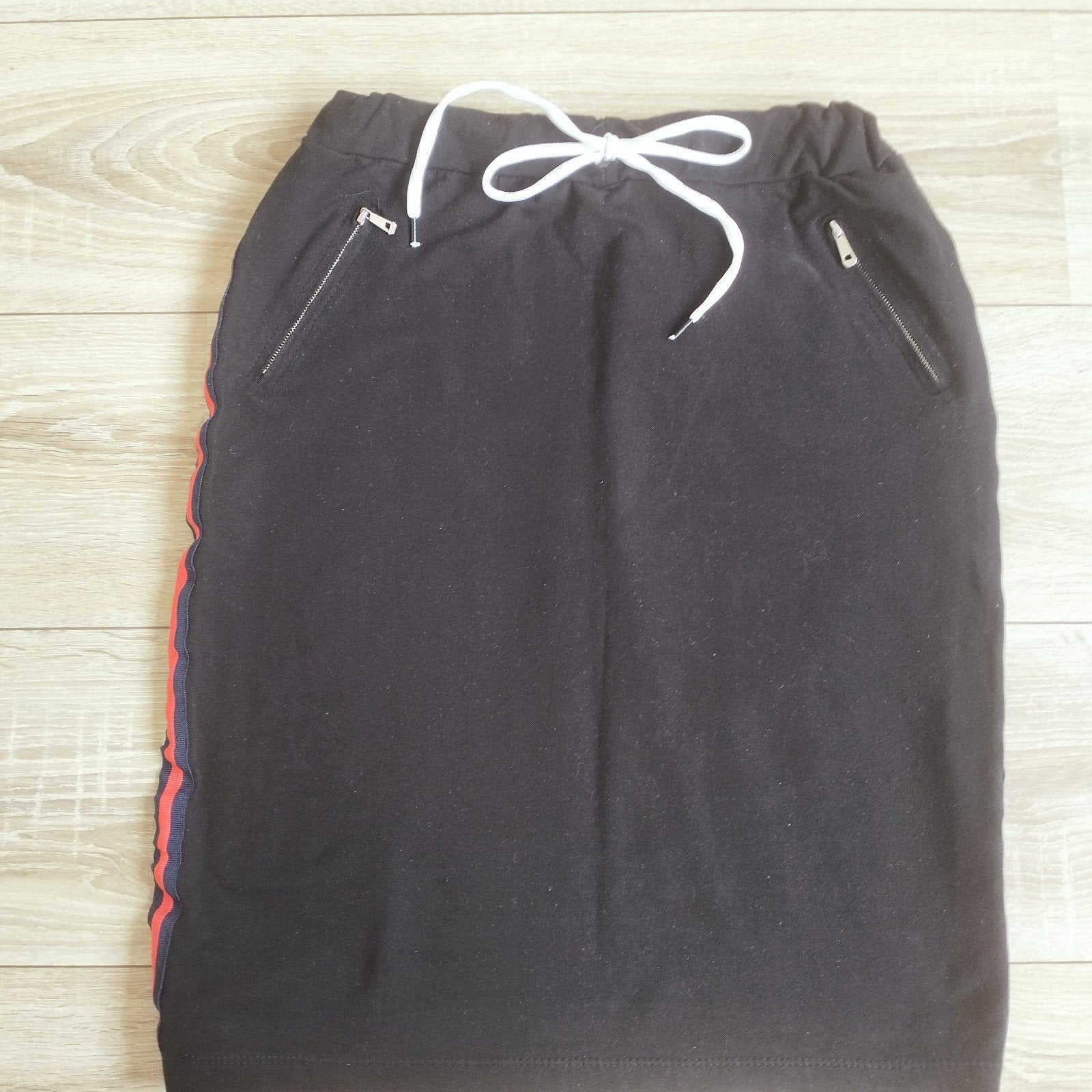 zwarte jogrok met rood Blauwe bies aan de zijkant knielengte, Maat 38/40 (M), Zwart, Ophalen of Verzenden, Zo goed als nieuw