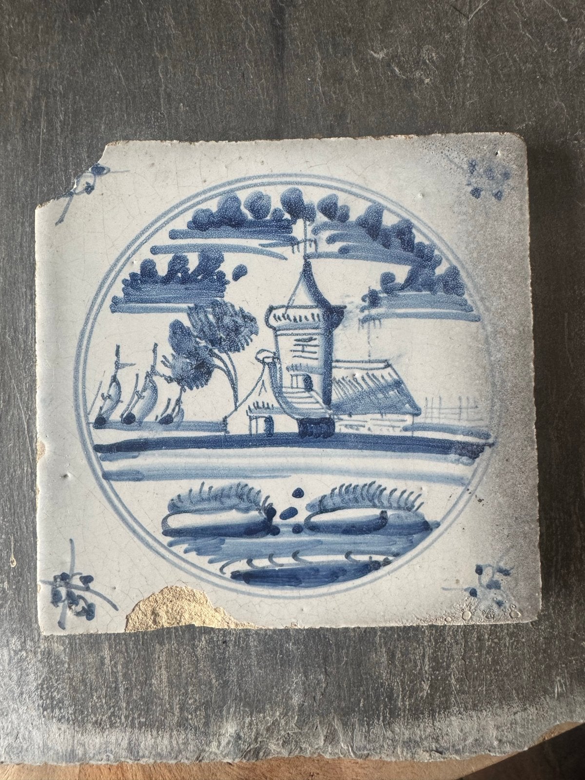 Oud Delfts blauw tegeltje op dakpan - Niet helemaal heel, Antiek en Kunst, Ophalen of Verzenden