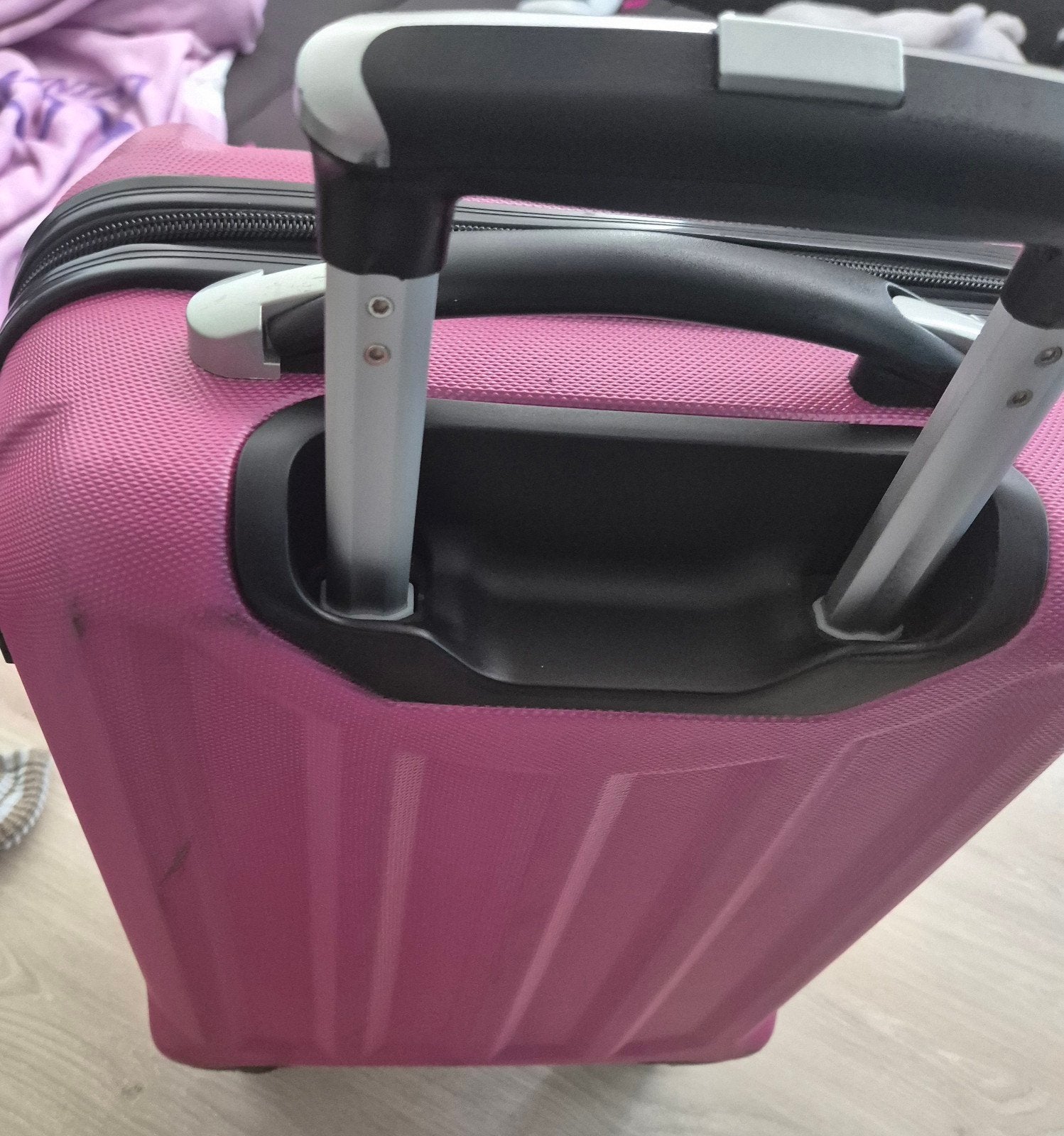 Roze kleine koffer met wieltjes en slot, Ophalen, Gebruikt, 50 tot 60 cm, Hard kunststof