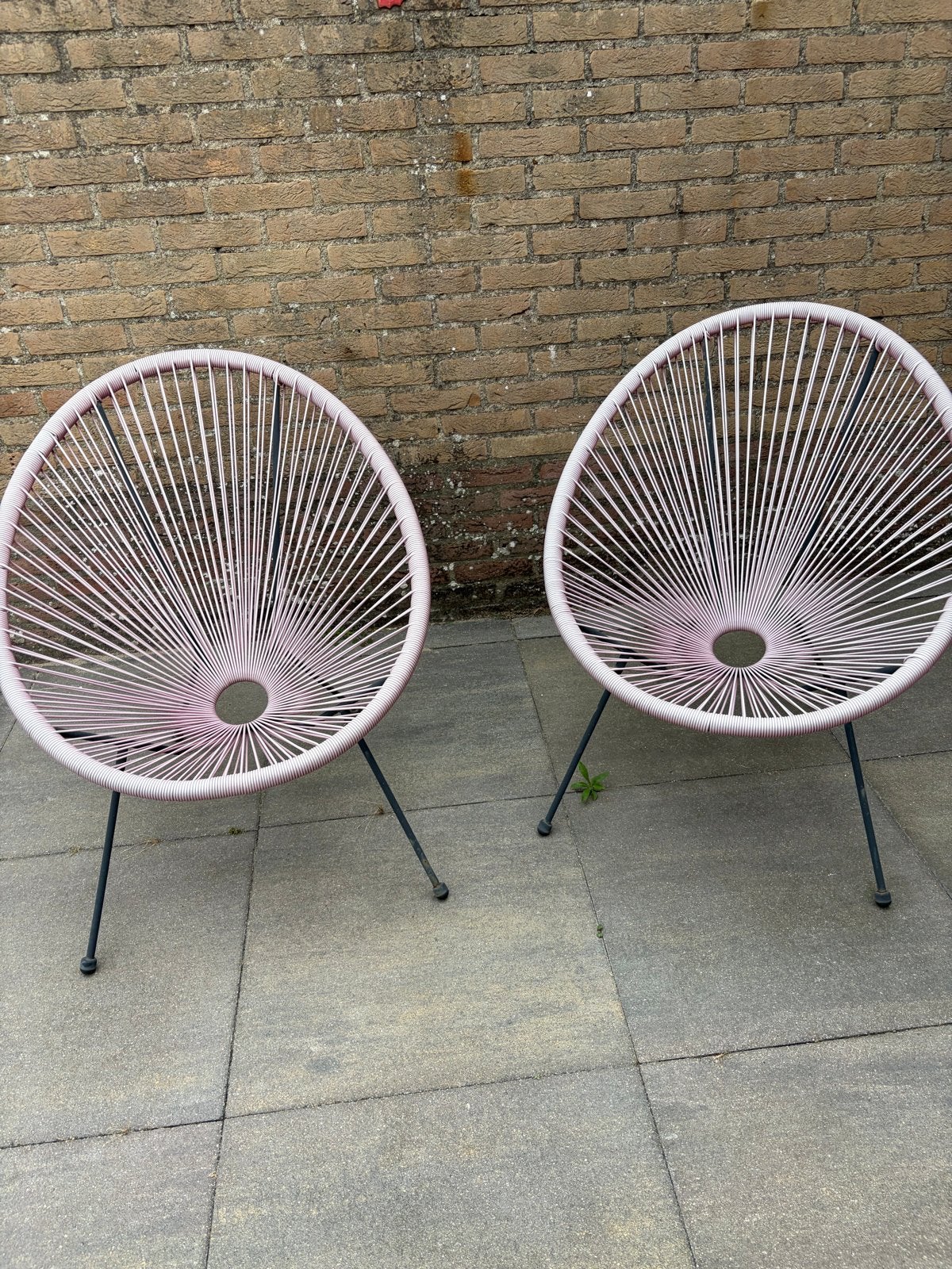 2 roze Acapulco stoelen iets verkleurd maar 10 voor twee, Tuin en Terras, Ophalen, Gebruikt, Kunststof