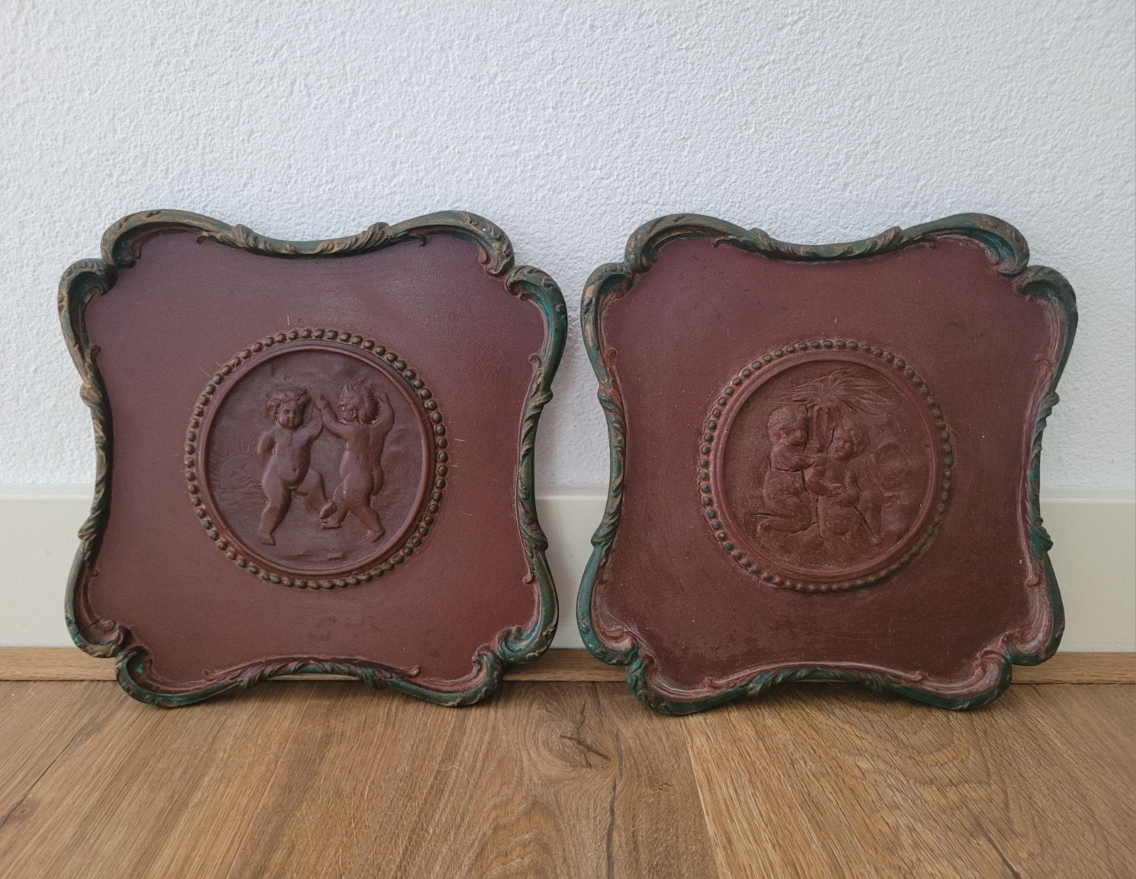 Stel (Italiaanse?) houten plaquettes met uitgesneden putti, Ophalen of Verzenden