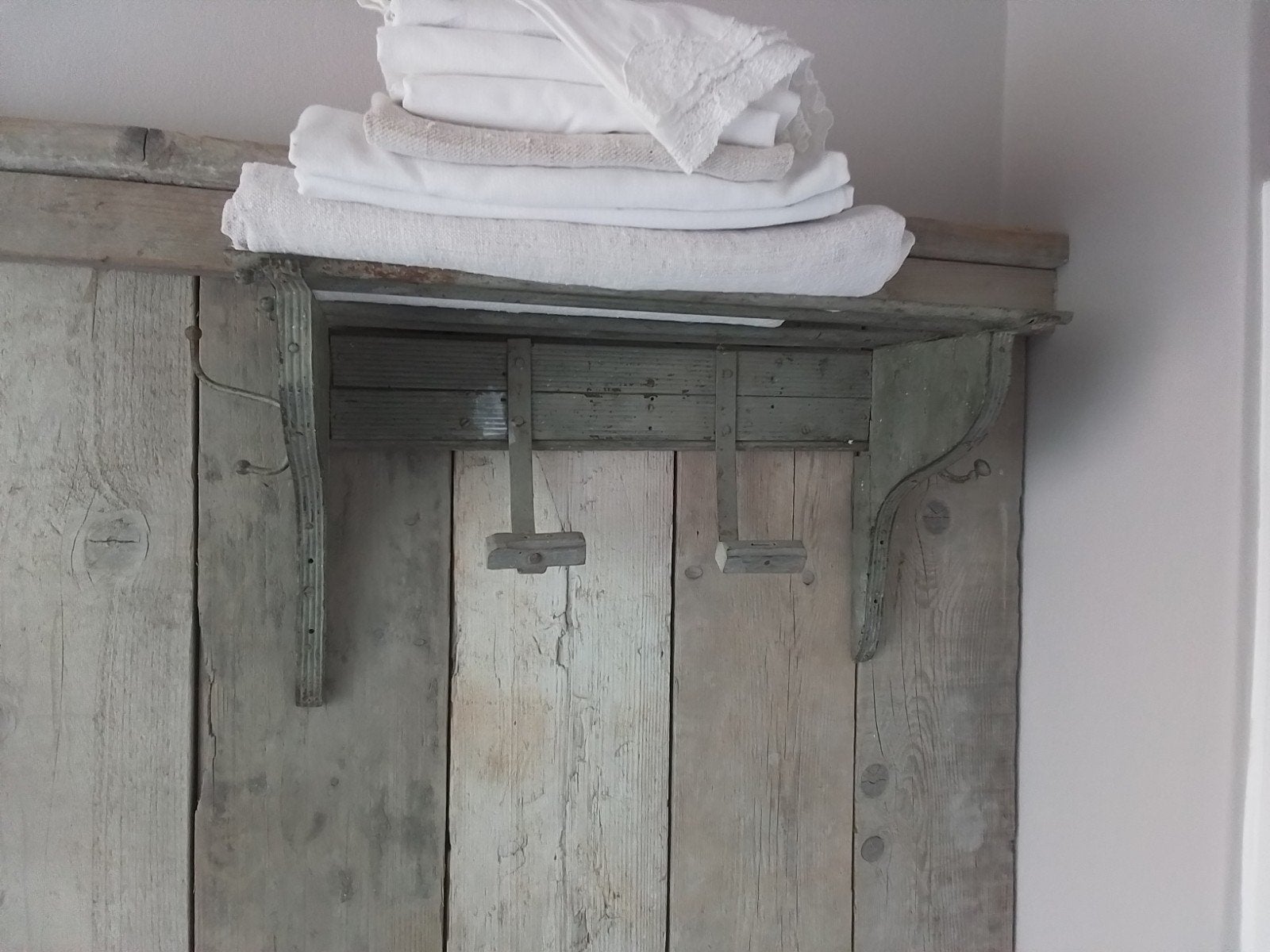 Stoer oud kapstokje/regaaltje, Huis en Inrichting, Woonaccessoires | Kapstokken, Ophalen of Verzenden, Hout, Wandkapstok, Minder dan 100 cm
