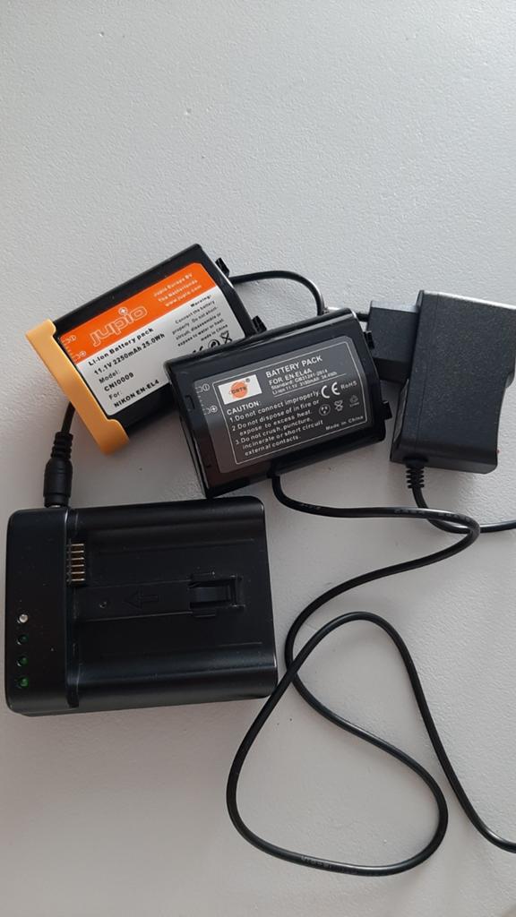 Nikon D3(S) batterijen en oplader., Ophalen, Gebruikt, Oplaadbaar