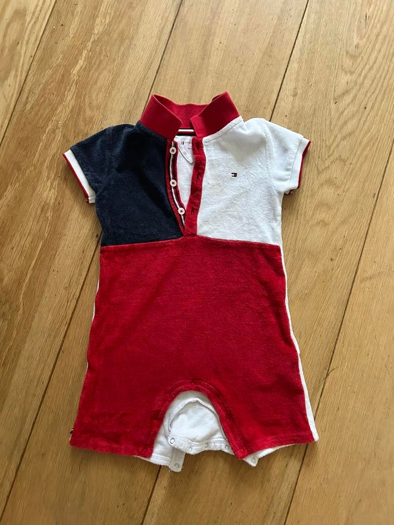 Pakje zomer Tommy Hilfiger maat 86, Ophalen of Verzenden, Zo goed als nieuw, Jongetje, Pakje