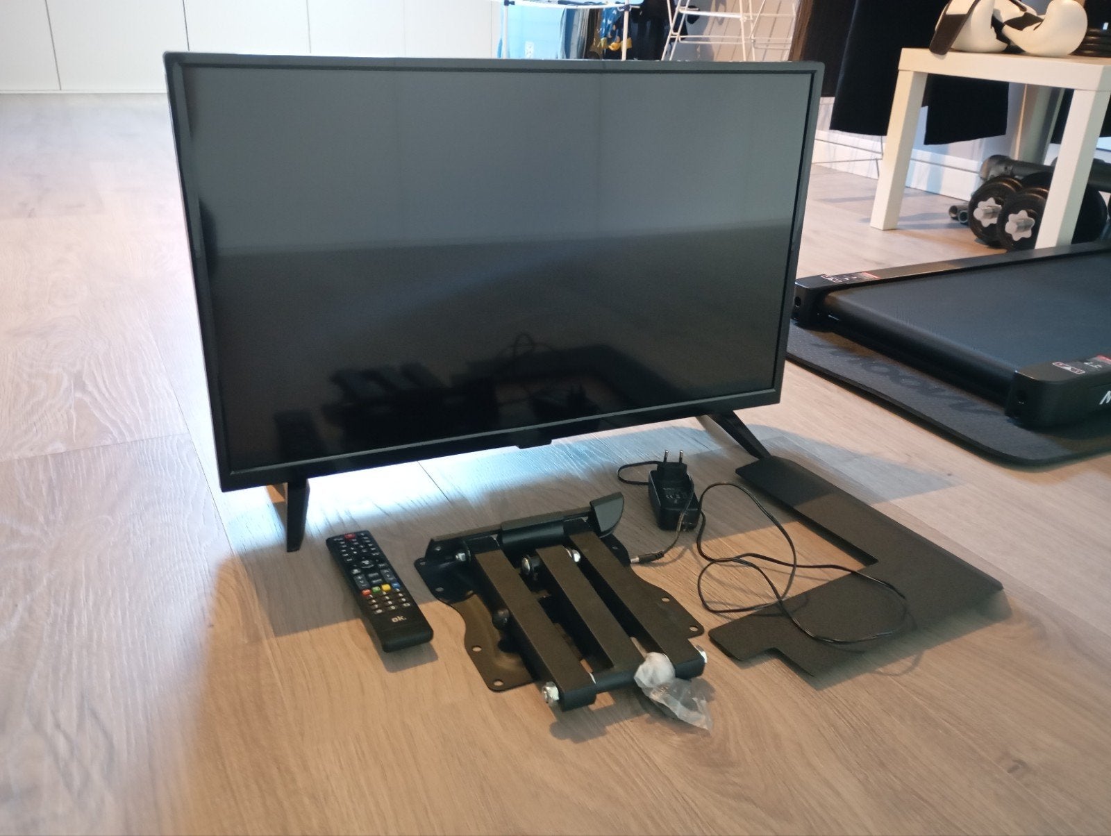 Zo goed als nieuwe OK. 32 inch HD LED TV met muurbeugel, Audio, Tv en Foto, LED, HD Ready (720p), Zo goed als nieuw, 60 tot 80 cm